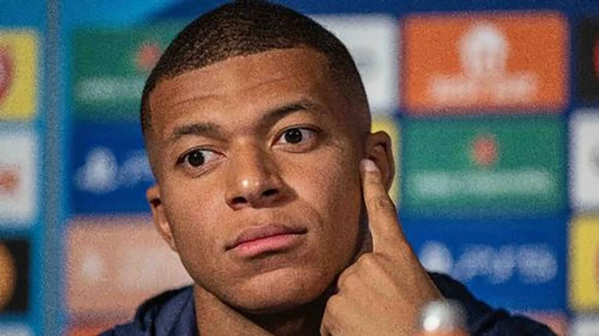 Mbappe lại úp mở về tương lai ngay sau khi ký hợp đồng gia hạn với PSG. Ảnh: GETTY Mbappe lại úp mở về tương lai ngay sau khi ký hợp đồng gia hạn với PSG. Ảnh: GETTY