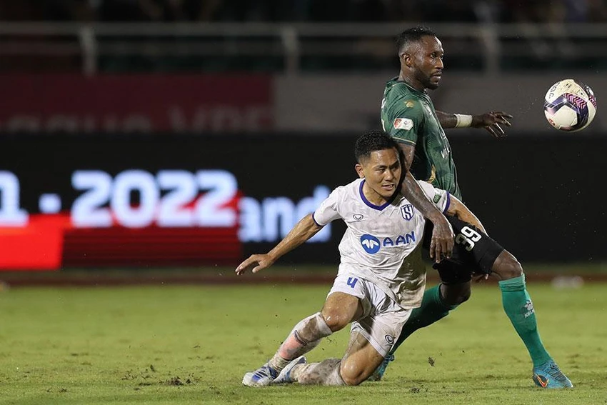 Với lịch V-League đua để tránh World Cup và AFF Cup. Với lịch V-League đua để tránh World Cup và AFF Cup.
