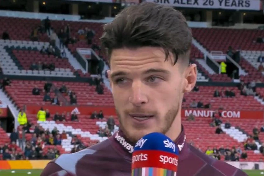 Rice nhìn quanh sân Old Trafford và nói lời phấn khích về MU. ẢNH: SKY SPORTS Rice nhìn quanh sân Old Trafford và nói lời phấn khích về MU. ẢNH: SKY SPORTS