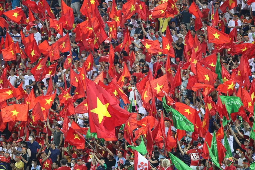 Cờ đỏ sao vàng rợp trời trong mỗi trận đấu bóng đá của tuyển Việt Nam. ẢNH: ANH PHƯƠNG Cờ đỏ sao vàng rợp trời trong mỗi trận đấu bóng đá của tuyển Việt Nam. ẢNH: ANH PHƯƠNG