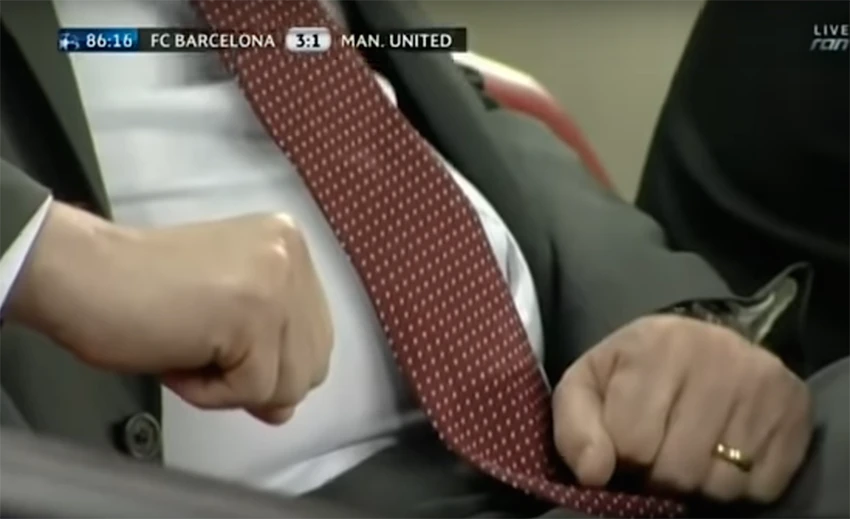 Người hâm mộ bóng đá không thể quên hình ảnh Sir Alex nắm chặt đôi tay thể hiện sự bất lực này. ẢNH: GETTY