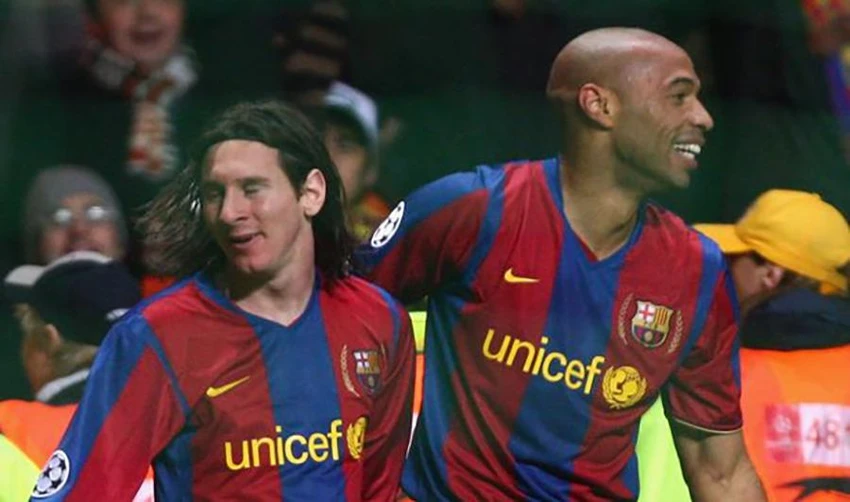 Vừa được đôn lên đội 1 Barca, Messi được làm đồng đội của Henry. ẢNH: GETTY