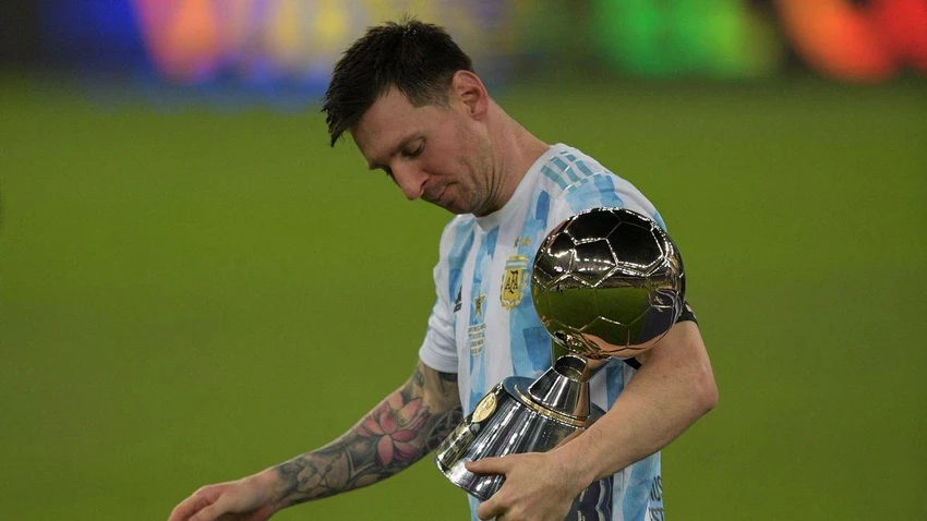 Messi sung sướng với chiếc cúp vô địch Copa America. ẢNH: GETTY Messi sung sướng với chiếc cúp vô địch Copa America. ẢNH: GETTY