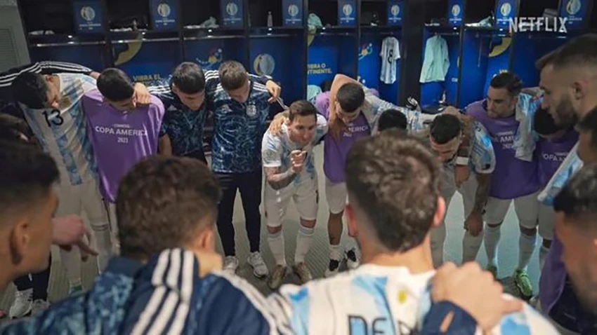 Khoảnh khắc Messi 'mất trí' nhằm kích thích tinh thần của các cầu thủ Argentina. ẢNH: Netflix Latinoamerica Khoảnh khắc Messi 'mất trí' nhằm kích thích tinh thần của các cầu thủ Argentina. ẢNH: Netflix Latinoamerica
