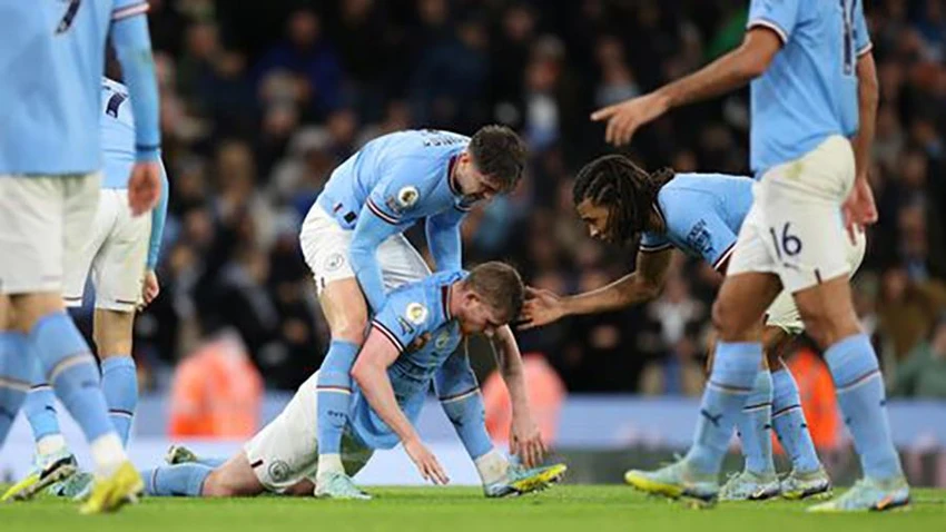 De Bruyne gục ngã vì kiệt sức sau khi mang về quả 11m cho Man City, nó thể hiện một tinh thần chiến đấu tuyệt vời. ẢNH: GETTY