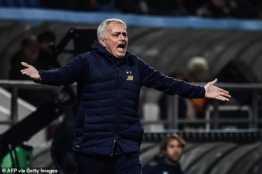 Mourinho không vui vì AS Roma không thể giành trọn 3 điểm trước Sassuolo. ẢNH: GETTY