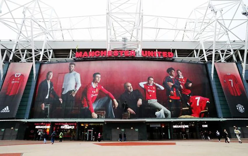 Ronaldo xuất hiện trên tấm banner lớn treo ngoài sân Old Trafford cùng các huyền thoại từng mang áo số 7. ẢNH: EAMONN AND JAMES CLARKE Ronaldo xuất hiện trên tấm banner lớn treo ngoài sân Old Trafford cùng các huyền thoại từng mang áo số 7. ẢNH: EAMONN AND JAMES CLARKE
