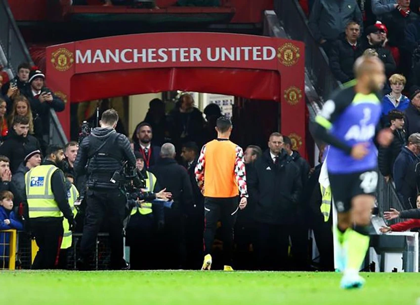 Ronaldo đi vào đường hầm sân Old Trafford