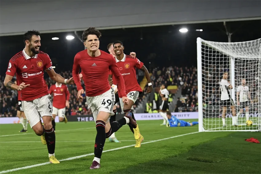Garnacho và các cầu thủ MU ăn mừng bàn thắng quyết định trước Fulham. ẢNH: AFP Garnacho ăn mừng bàn thắng