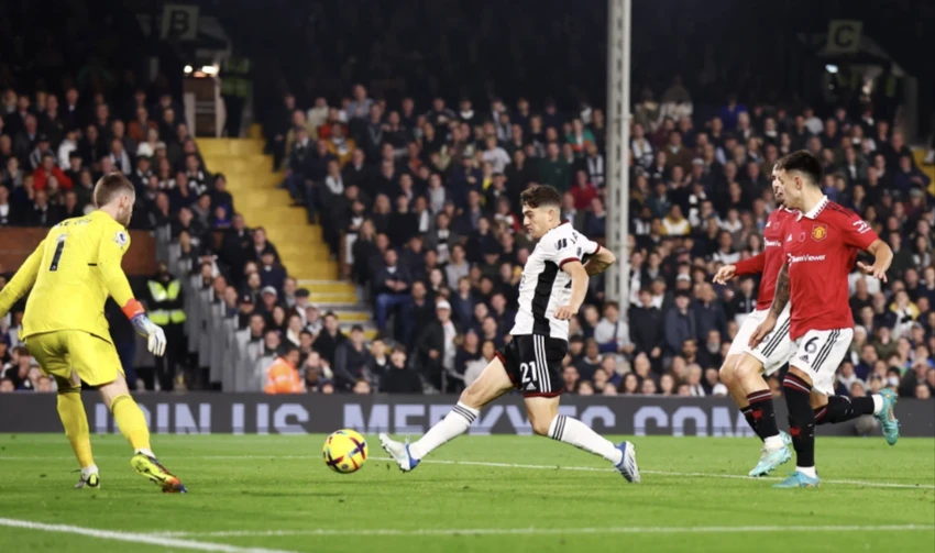 Người cũ của MU, Dan James phá lưới De Gea. ẢNH: REUTERS Người cũ của MU, Dan James phá lưới De Gea. ẢNH: REUTERS