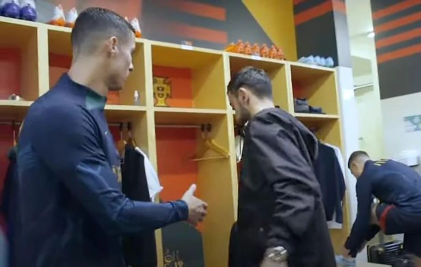 Ronaldo bắt tay Bruno Fernandes trong đợt hội quân của tuyển Bồ Đào Nha chuẩn bị cho World Cup 2022. ẢNH: MIRROR Ronaldo bắt tay Bruno Fernandes