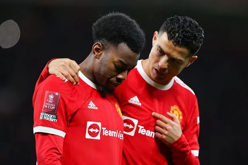 Ronaldo giúp đỡ Elanga
