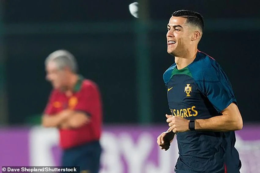 Ronaldo cười rất tươi trong buổi tập của tuyển Bồ Đào Nha. ẢNH: SHUTTERSTOCK Ronaldo cười rất tươi trong buổi tập