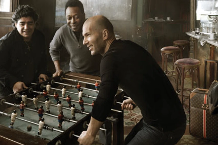 Bức ảnh nổi tiếng cả 3 cựu danh thủ chơi bi lắc, không thua kém Ronaldo và Messi chơi cờ vua. Ảnh: Pinterest