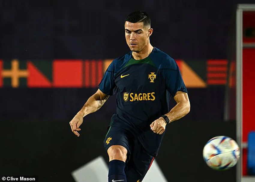 Hình ảnh Ronaldo đã trở lại tập luyện cùng tuyển Bồ Đào Nha. ẢNH: CLIVE MASON Ronaldo trở lại tập luyện cùng tuyển Bồ Đào Nha