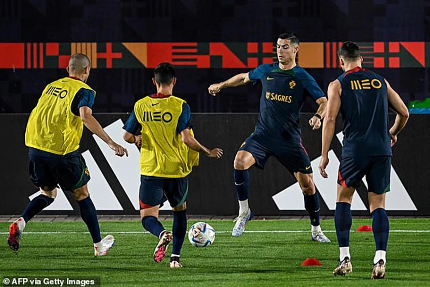 Ronaldo tập luyện cùng các đồng đội ở tuyển Bồ Đào Nha trước thềm World Cup 2022. ẢNH: GETTY Ronaldo tập luyện cùng các đồng đội ở tuyển Bồ Đào Nha