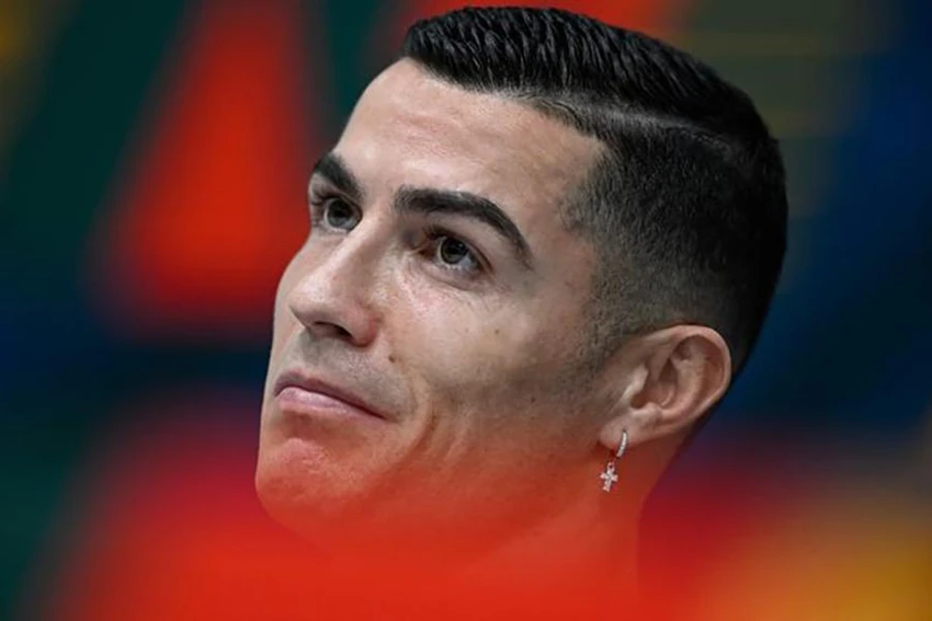 Ronaldo xuất hiện trong buổi họp báo của tuyển Bồ Đào Nha với tâm trạng rất thoải mái. ẢNH: GETTY Ronaldo xuất hiện trong buổi họp báo của tuyển Bồ Đào Nha