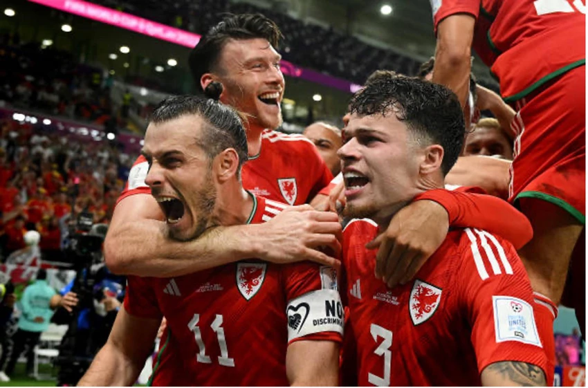 Bale vỡ òa cảm xúc cùng các đồng đội sau khi lập công. Ảnh: GETTY Bale ăn mừng bàn thắng ở World Cup