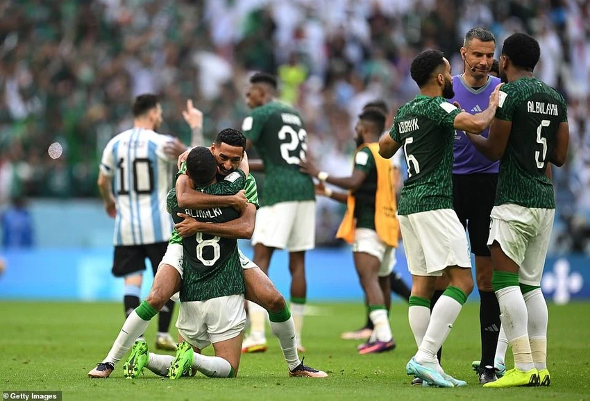 Các cầu thủ Saudi Arabia mở hội ăn mừng sau tiếng còi mãn cuộc, phía xa là Lionel Messi. ẢNH: GETTY Saudi Arabia mở hội ăn mừng