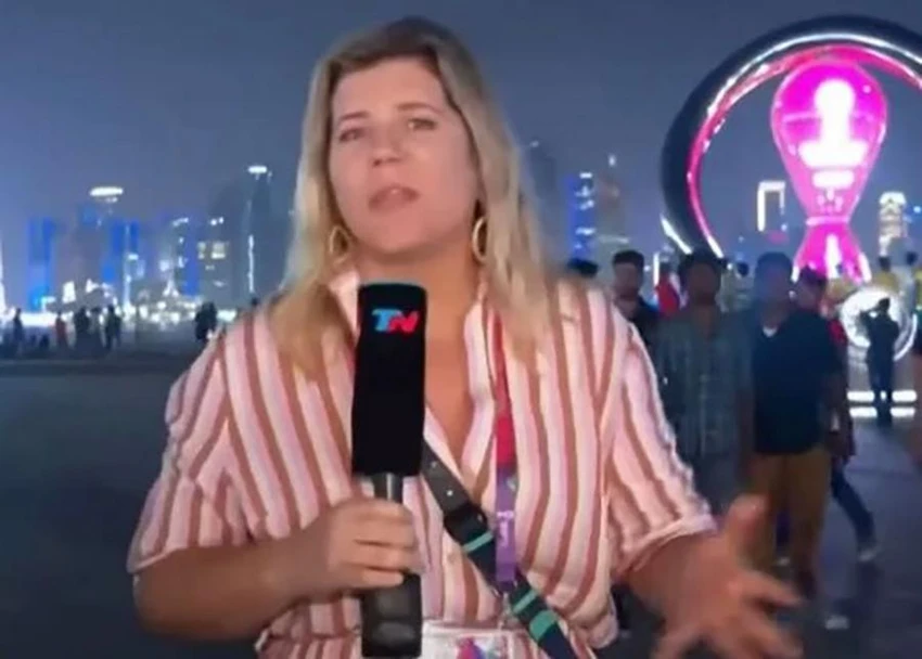 Nữ phóng viên bị trộm khi đang dẫn chương trình truyền hình trực tiếp về World Cup 2022. ẢNH: TWITTER Nữ phóng viên bị trộm