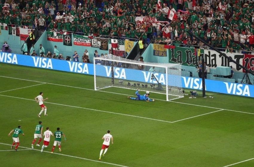 Lewandowski bỏ lỡ cơ hội ăn bàn rõ nhất của trận đấu. Ảnh: Getty