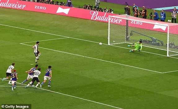 Gundogan ghi bàn trên chấm 11m mở tỉ số cho Đức. ẢNH: GETTY Gundogan ghi bàn trên chấm 11m mở tỉ số cho Đức. ẢNH: GETTY