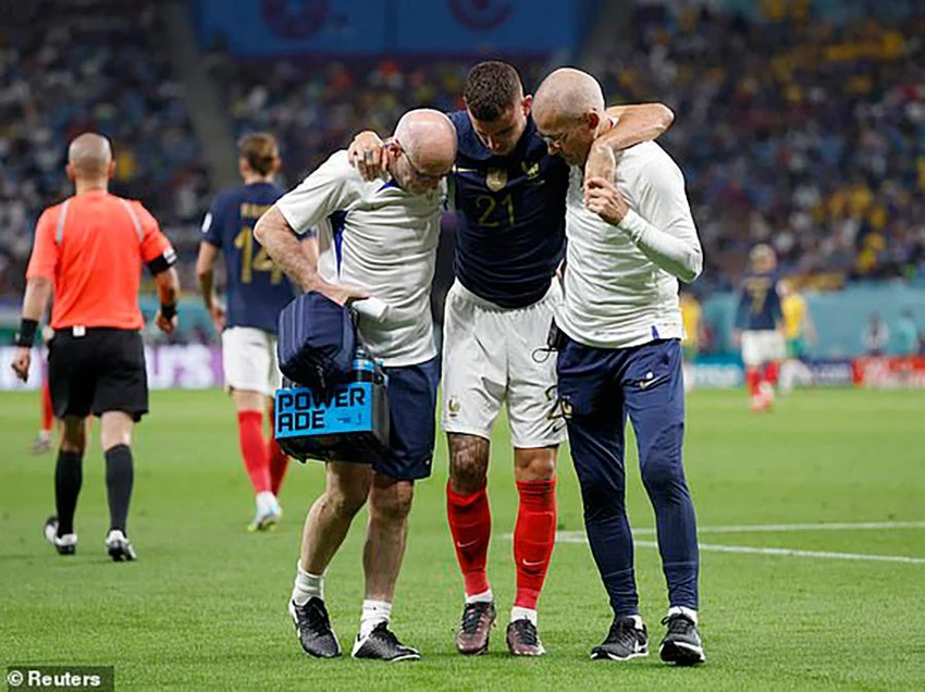 Lucas Hernandez chấn thương rời sân. ẢNH: REUTERS Lucas Hernandez chấn thương rời sân