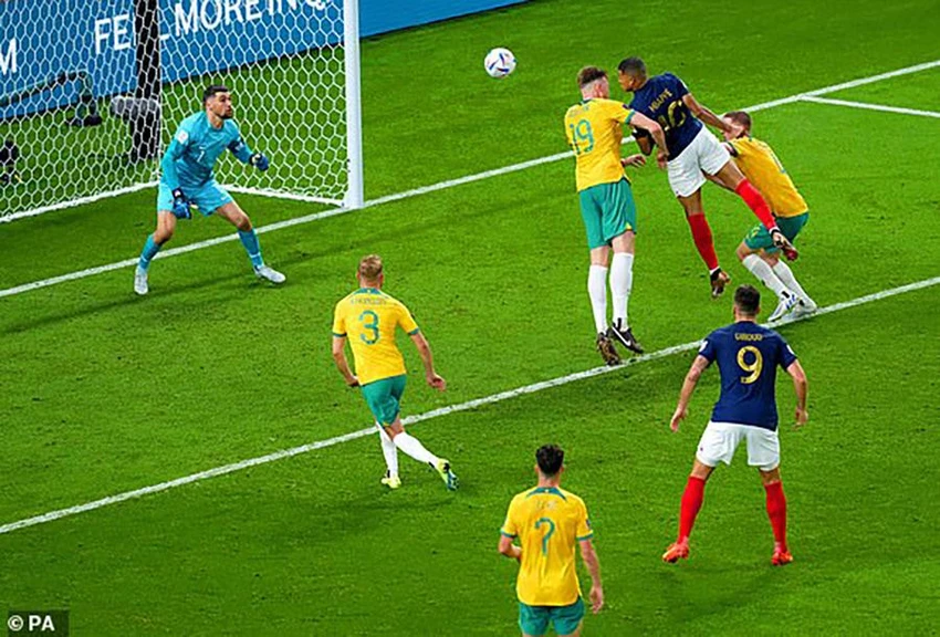 Mbappe đánh đầu ghi bàn thứ ba cho Pháp. ẢNH: PA Kylian Mbappe
