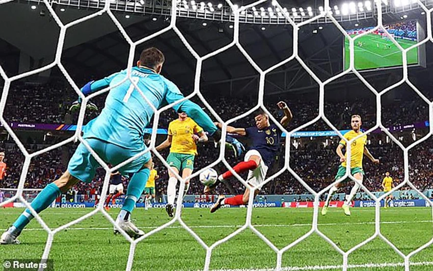Mbappe dứt điểm lên trời trong tình huống này. ẢNH: REUTERS Mbappe dứt điểm lên trời trong tình huống này. ẢNH: REUTERS