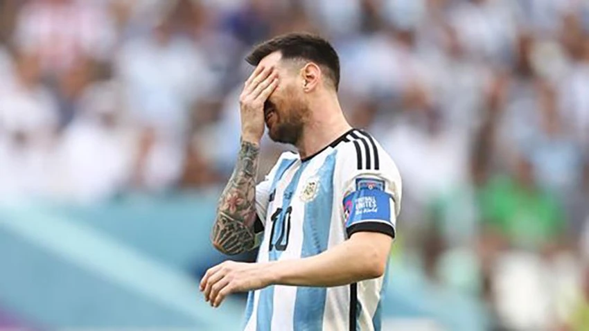 Messi đang cố tìm hiểu điều gì đã khiến Argentina thua Saudi Arabia. ẢNH: GETTY Messi đang cố tìm hiểu điều gì đã khiến Argentina thua Saudi Arabia