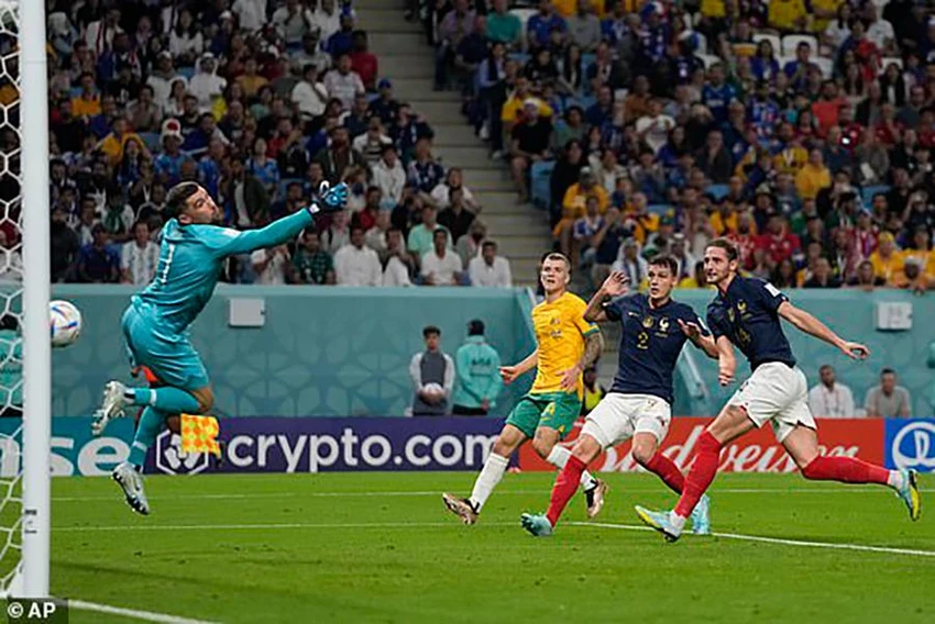 Rabiot đánh đầu san bằng tỉ số 1-1. ẢNH: AP Rabiot đánh đầu san bằng tỉ số 1-1