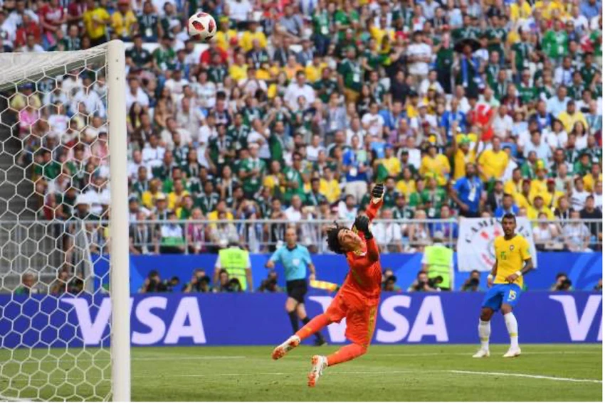 Ochoa làm nản lòng các chân sút Brazil. ẢNH: GETTY Ochoa làm nản lòng các chân sút Brazil. ẢNH: GETTY