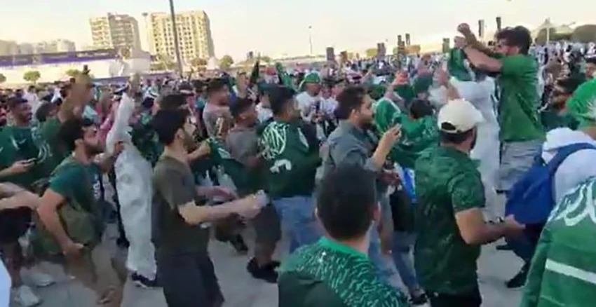 Fan Saudi Arabia thể hiện màn ăn mừng bằng phong cách "siu" quen thuộc của Ronaldo. ẢNH: TWITTER/MARCA Fan Saudi Arabia thể hiện màn ăn mừng bằng phong cách "siu" quen thuộc của Ronaldo