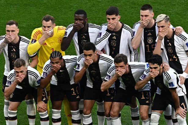 11 cầu thủ đội hình chính tuyển Đức đã bịt miệng nhằm phản đối FIFA đã 'bịt miệng' mình. ẢNH" GETTY
