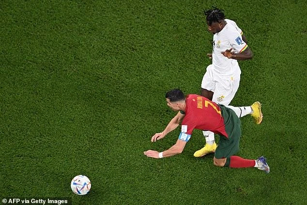 Tình huống Ronaldo bị phạm lỗi trong vòng cấm... ẢNH: GETTY Tình huống Ronaldo bị phạm lỗi trong vòng cấm... ẢNH: GETTY