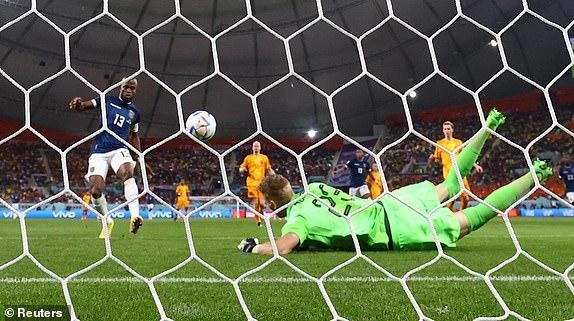 Ecuardo có bàn gỡ hòa ngay đầu hiệp 2. ẢNH: REUTERS
