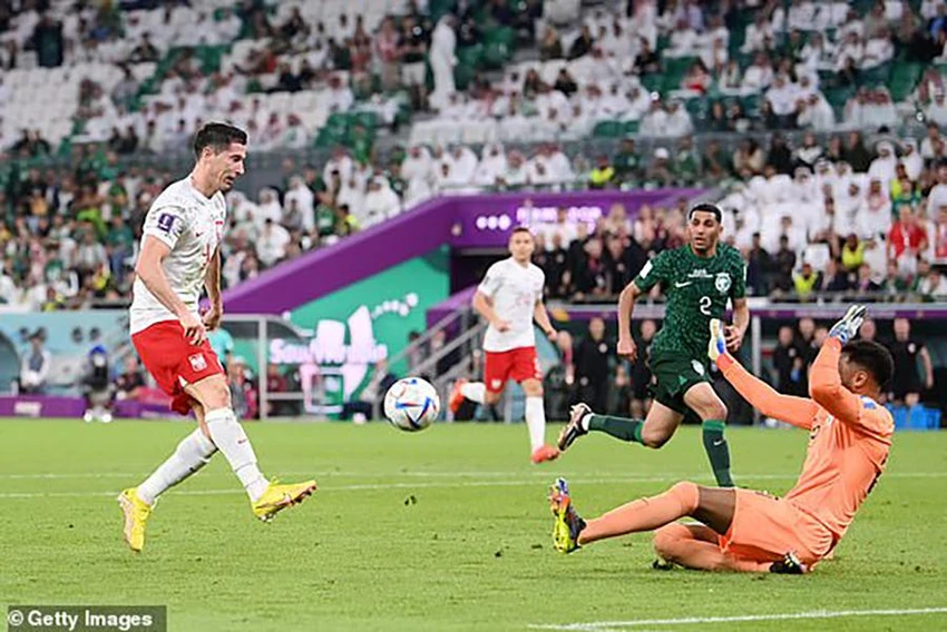 Lewandowski suýt chút nữa ghi bàn thứ hai riêng anh trong trận đấu. ẢNH: GETTY Lewandowski suýt chút nữa ghi bàn thứ hai riêng anh trong trận đấu. ẢNH: GETTY