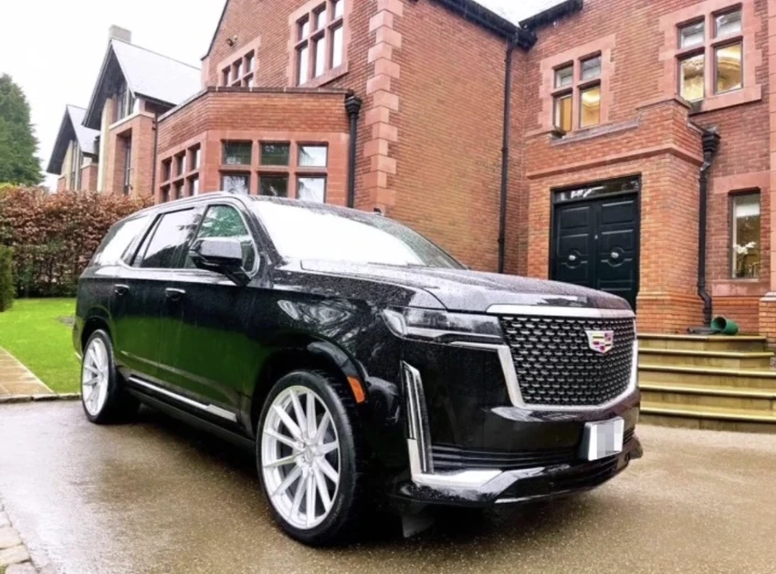 Chiếc siêu xe Cadillac Escalade trị giá 150.000 bảng Anh... ẢNH: INSTAGRAM GEORGINA Chiếc siêu xe Cadillac Escalade trị giá 150.000 bảng Anh... ẢNH: INSTAGRAM GEORGINA