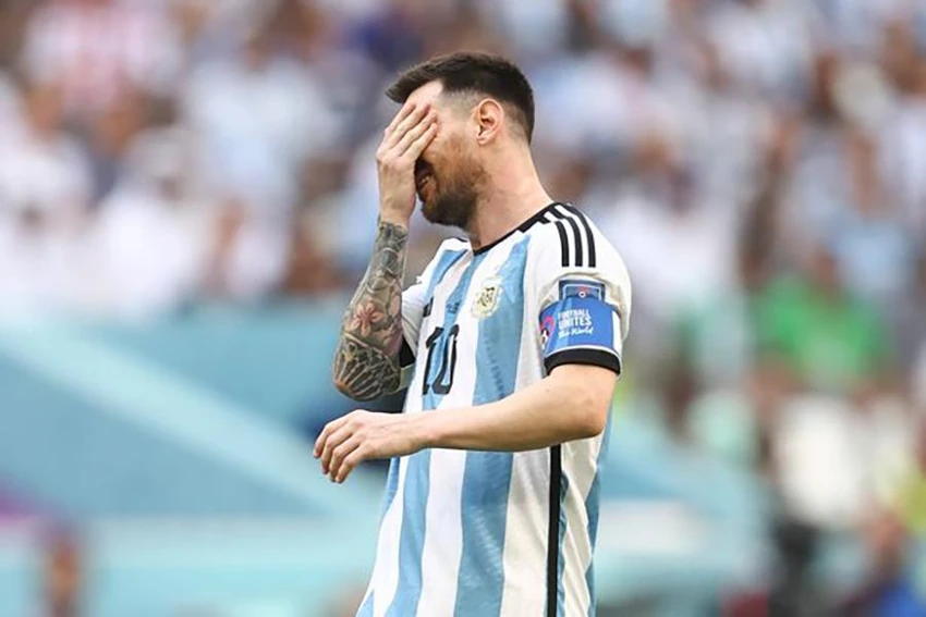 Nếu tiếp tục ôm mặt như thế này trước Mexico, Messi và Argentina sẽ về nước ngay sau vòng bảng World Cup 2022. ẢNH: GETTY Nếu tiếp tục ôm mặt như thế này trước Mexico, Messi và Argentina sẽ về nước ngay sau vòng bảng World Cup 2022. ẢNH: GETTY