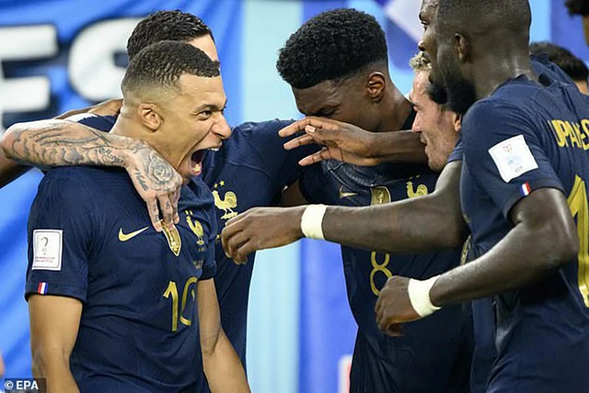 Mbappe trở thành 'cánh chim đầu đàn' của tuyển Pháp ở tuổi 23. ẢNH: EPA Mbappe trở thành 'cánh chim đầu đàn' của tuyển Pháp ở tuổi 23. ẢNH: EPA