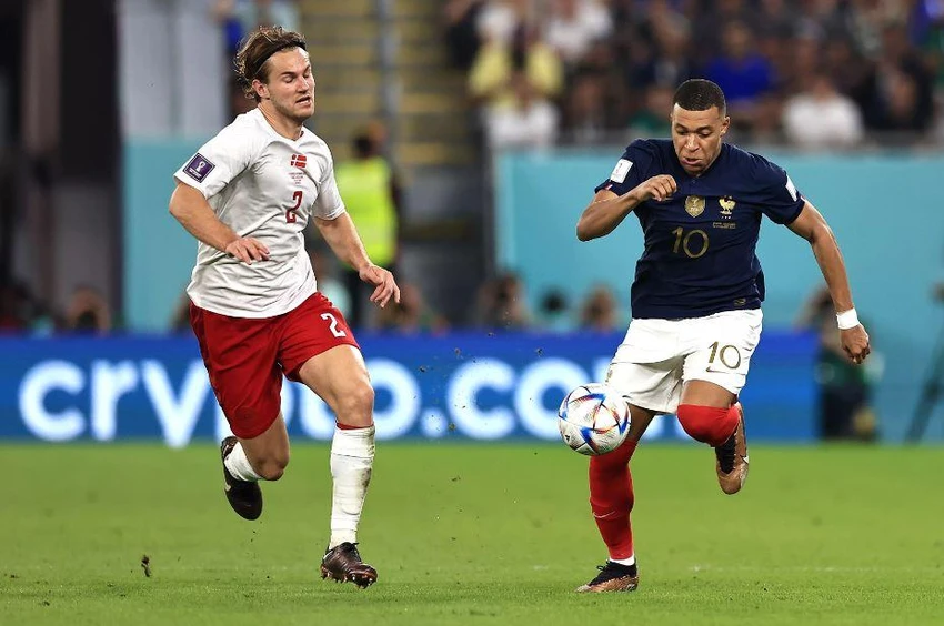 Tốc độ của Mbappe gây ra rất nhiều khó khăn cho hàng thủ Đan Mạch. Ảnh: Getty Tốc độ của Mbappe gây ra rất nhiều khó khăn cho hàng thủ Đan Mạch. Ảnh: Getty