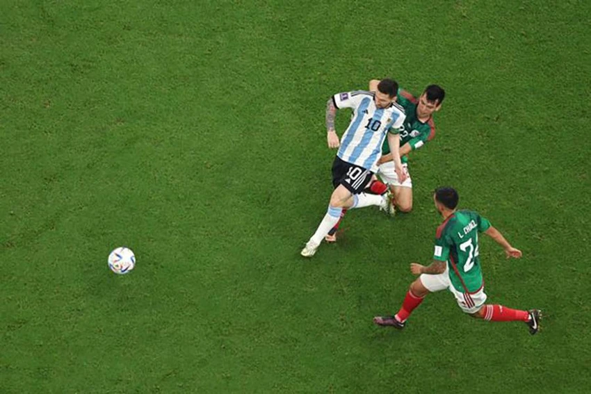 Messi bị các cầu thủ Mexico kèm rất chặt. ẢNH: GETTY Messi bị các cầu thủ Mexico kèm rất chặt. ẢNH: GETTY