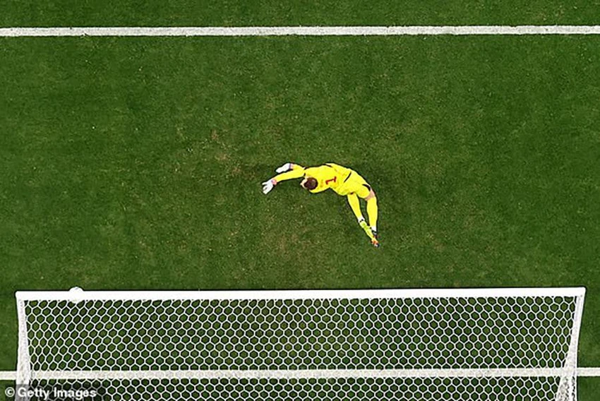 Neuer có pha cứu thua tuyệt đẹp cho tuyển Đức sau pha dứt điểm của Olmo. ẢNH: GETTY Neuer có pha cứu thua tuyệt đẹp cho tuyển Đức sau pha dứt điểm của Olmo. ẢNH: GETTY