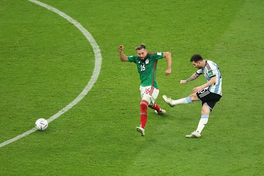 Messi đi bóng lững thững ở giữa khu vực vòng cấm trước khi nhận đường chuyền của Di Maria rồi sút tung lưới Mexico. ẢNH: GETTY Messi đi bóng lững thững ở giữa khu vực vòng cấm trước khi nhận đường chuyền của Di Maria rồi sút tung lưới Mexico. ẢNH: GETTY