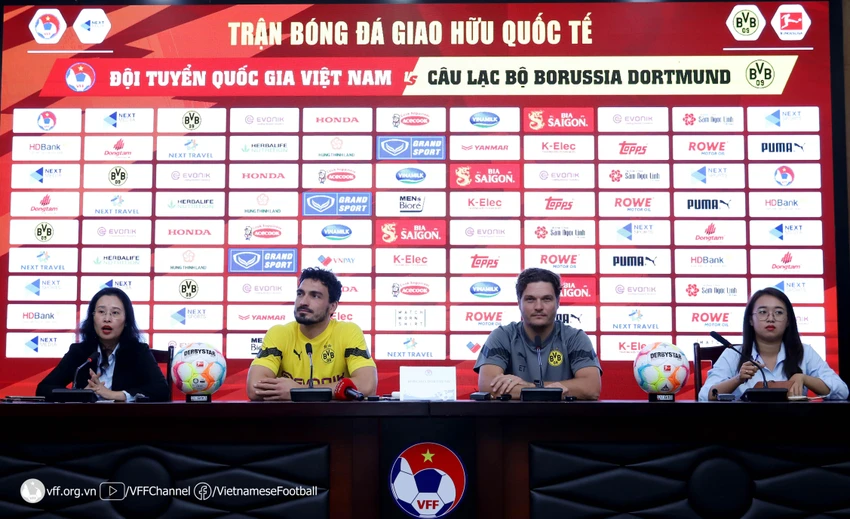 Thành phần Borussia Dortmund trong buổi họp báo. ẢNH: VFF