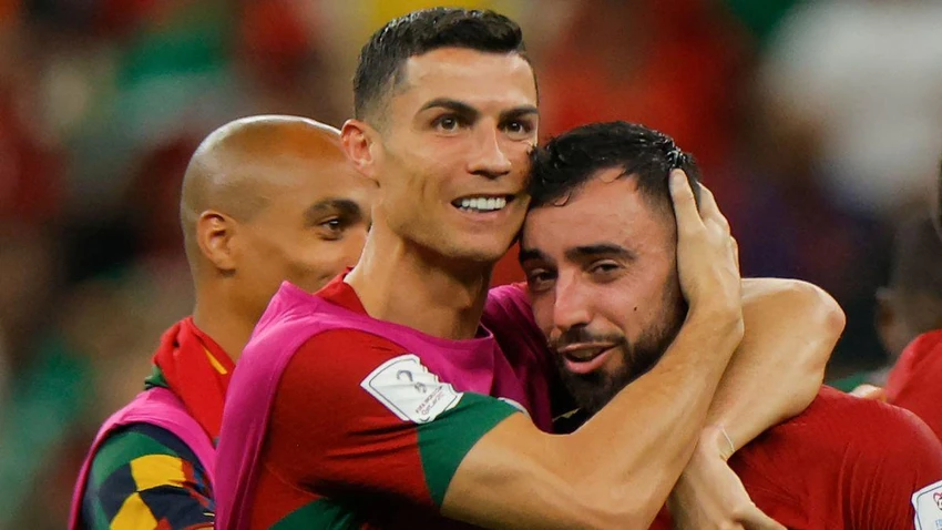 Ronaldo ôm Bruno Fernandes ăn mừng bàn thắng. ẢNH: GETTY Ronaldo ôm Bruno Fernandes ăn mừng bàn thắng. ẢNH: GETTY