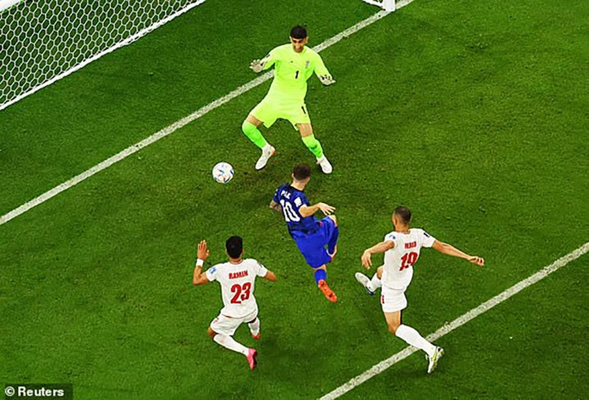 Pulisic ghi bàn thắng vào lưới Iran. ẢNH: REUTERS Pulisic ghi bàn thắng vào lưới Iran. ẢNH: REUTERS