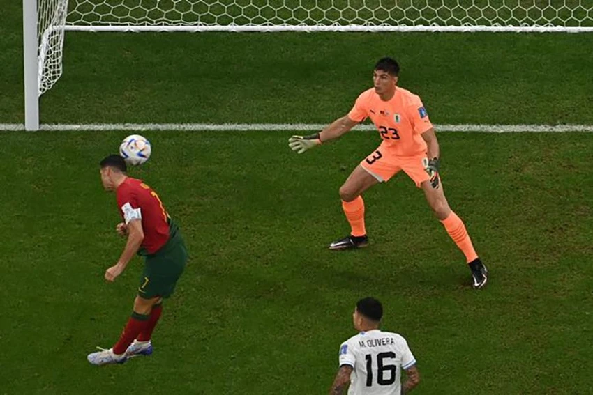 Ronaldo chưa chạm vào bóng trong bàn mở tỉ số của tuyển Bồ Đào Nha trước Uruguay. ẢNH: GETTY Ronaldo chưa chạm vào bóng trong bàn mở tỉ số của tuyển Bồ Đào Nha trước Uruguay. ẢNH: GETTY