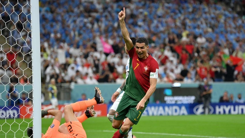 Ronaldo chỉ tay lên trời ăn mừng bàn thắng. ẢNH: GETTY Ronaldo chỉ tay lên trời ăn mừng bàn thắng. ẢNH: GETTY