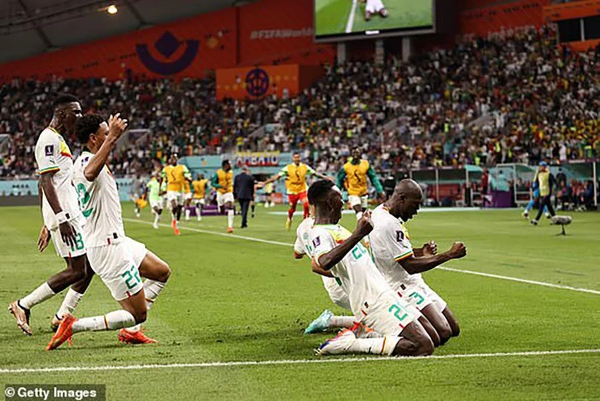 Chỉ 2 phút sau khi 'mất vé', Senegal đã giành lại vé từ tay Ecuardor. ẢNH: GETTY Chỉ 2 phút sau khi 'mất vé', Senegal đã giành lại vé từ tay Ecuardor. ẢNH: GETTY